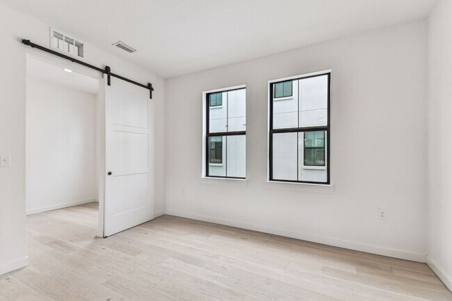 Building Photo - Canvas GWX