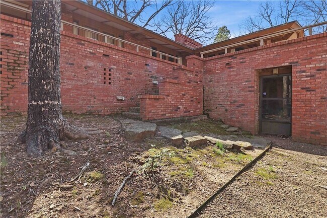 Building Photo - 951 Pembroke Rd