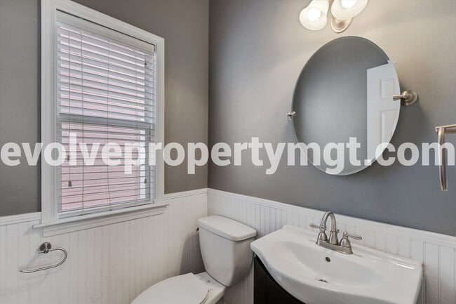 Building Photo - 1250 Island Pl E