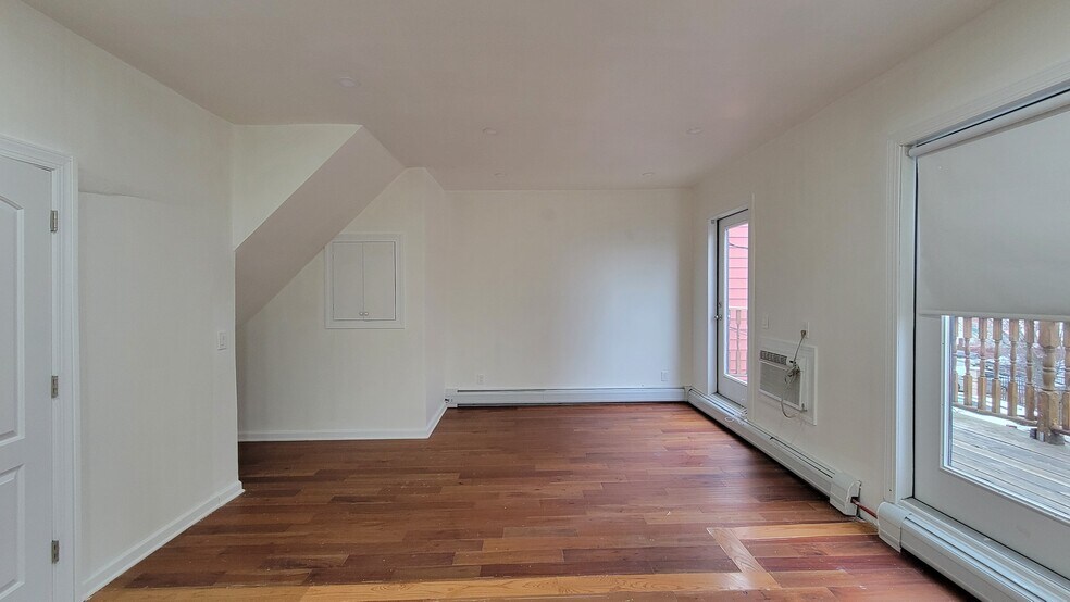 Building Photo - 19 70th St