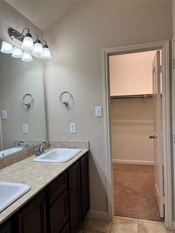 Building Photo - 5145 Royal Springs Dr