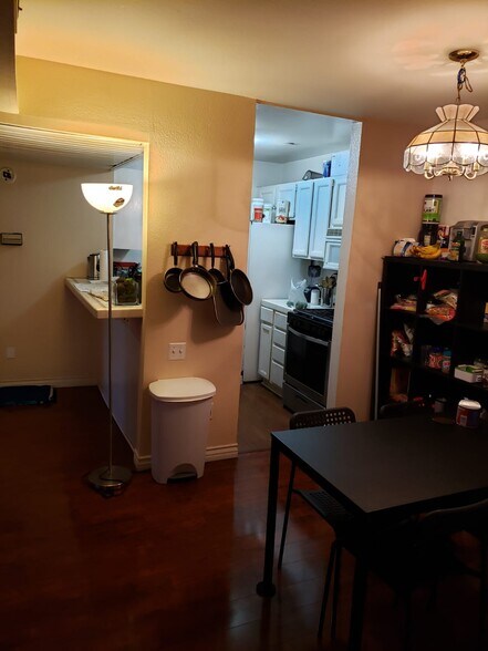 kitchen and breakfast area - 10960 Ashton Ave