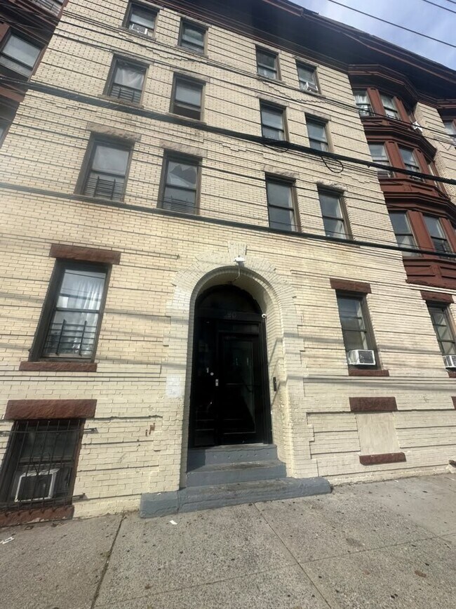 Building Photo - 290 Hawthorne Ave