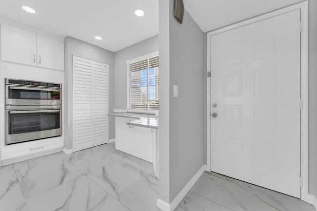 Building Photo - 7192 Huntington Ln