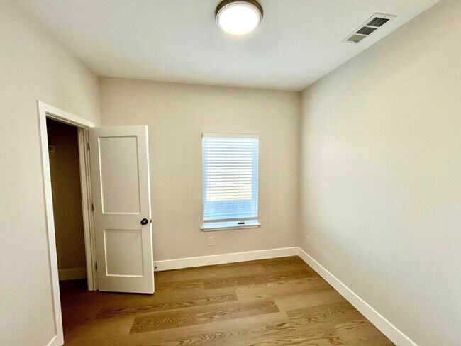 Building Photo - SPECTACULAR, TOP FLOOR 2 BED/1 BATH FULLY RENOVATED!!!