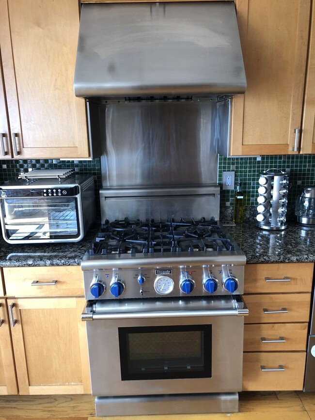 Building Photo - Elegant & Expansive Furnished 3 Bedroom/2 ...