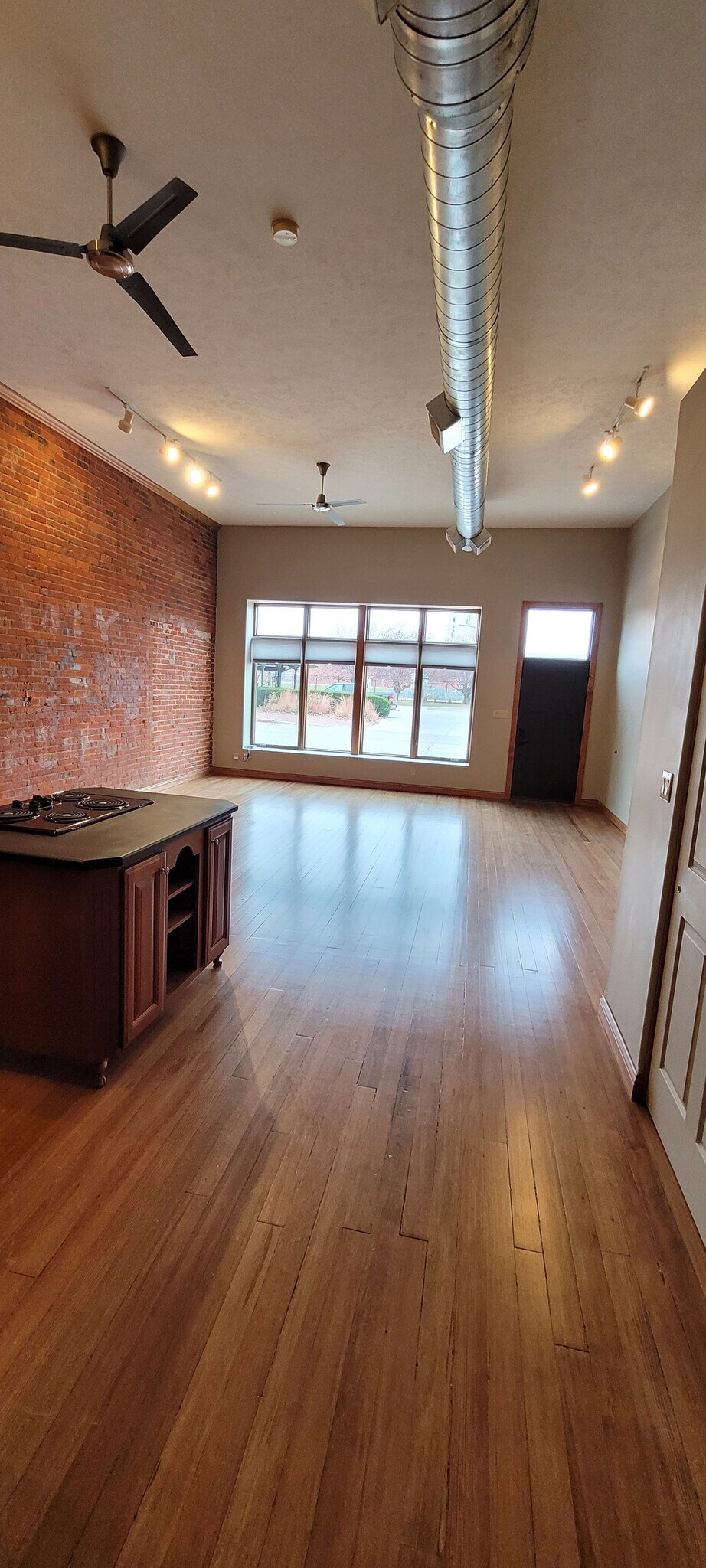 Building Photo - 520 W 1st St