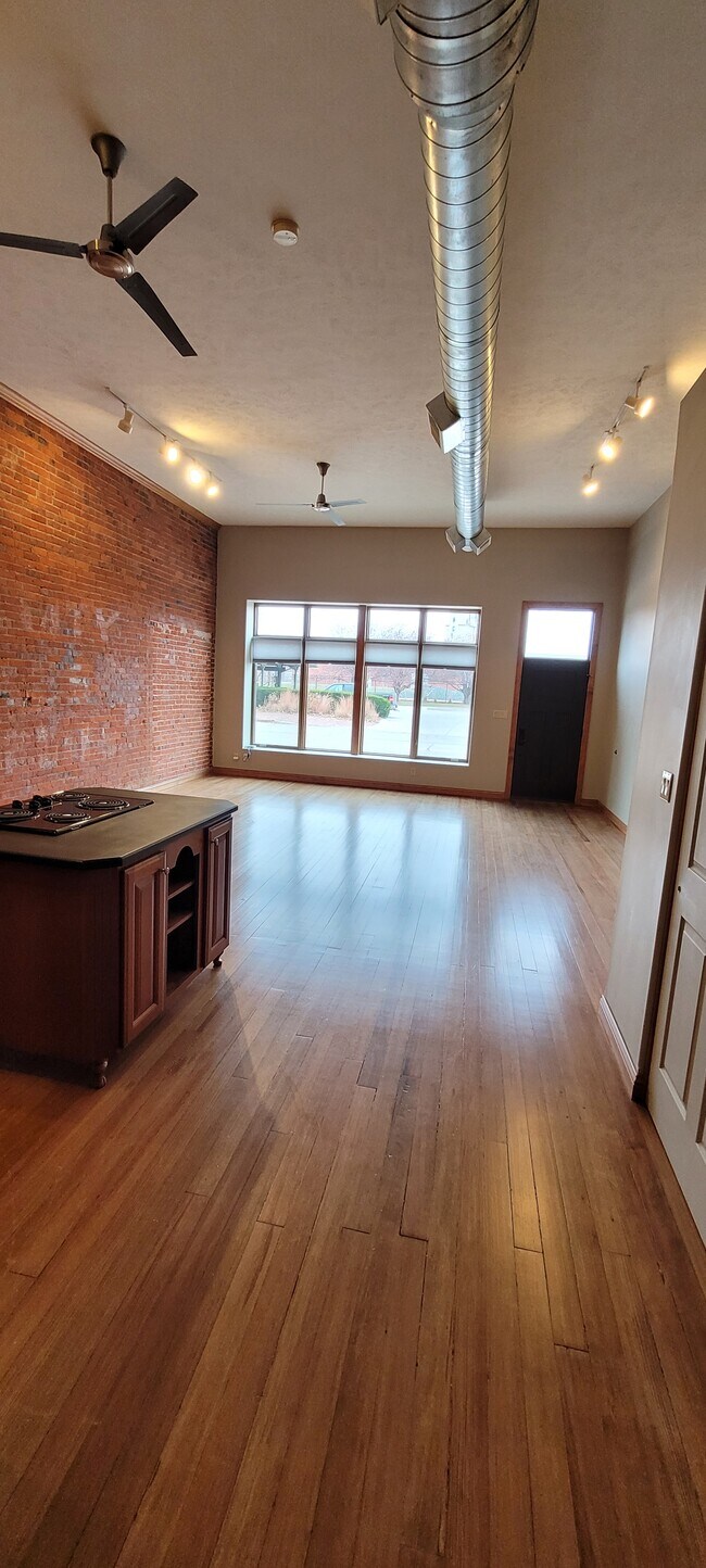 Building Photo - 520 W 1st St