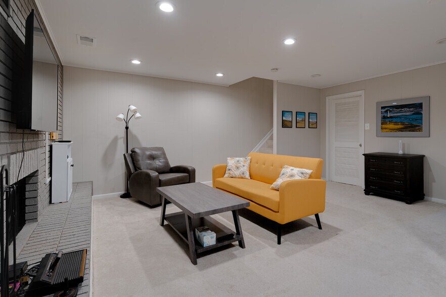 Building Photo - 6006 Sweet Dale Ct