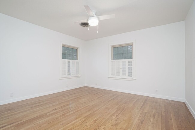 Building Photo - Luxury 4-Bedroom Home with 3,400+ Sq Ft in Prime San Antonio Location