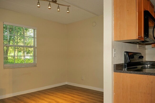 Building Photo - 2/2, updated, 1st floor condo, in Winter Park