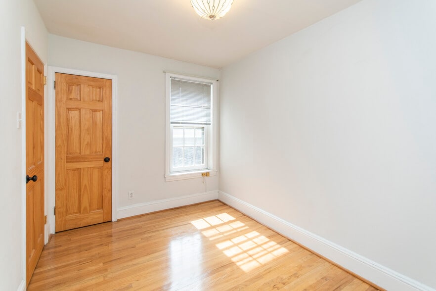 Building Photo - 527 S Lecount St