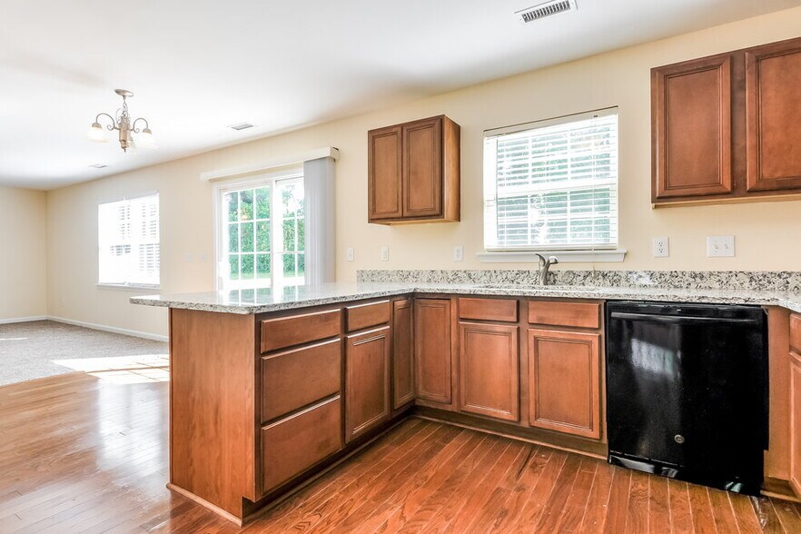 Building Photo - 676 Yorkshire Dr