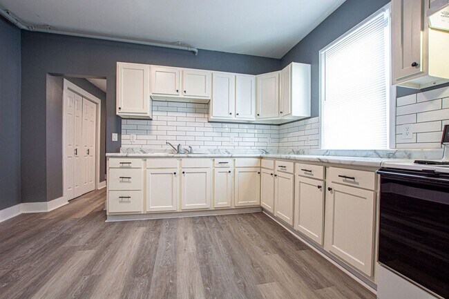 Building Photo - 2523 Ames Ave