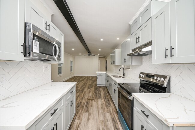 Building Photo - 15511 Cypress Garden Dr