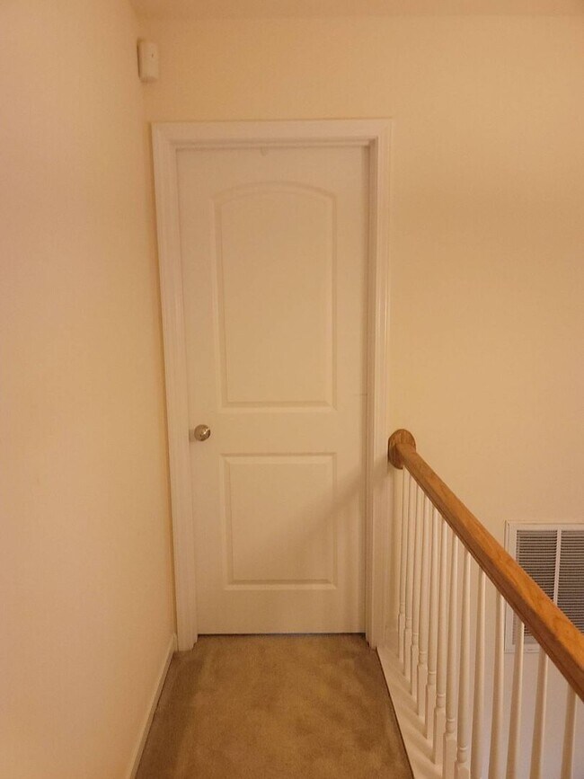 Building Photo - 3 bedroom 2.5 bath townhome in University Area