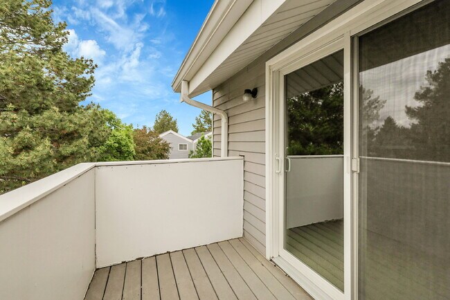 Building Photo - $2,600 - 3 Bed, 1.5 Bath Condo in Aurora w...
