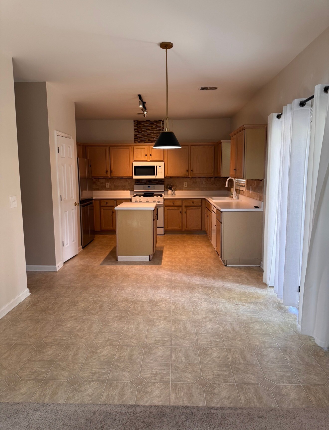 Building Photo - 1570 Valley Club Dr