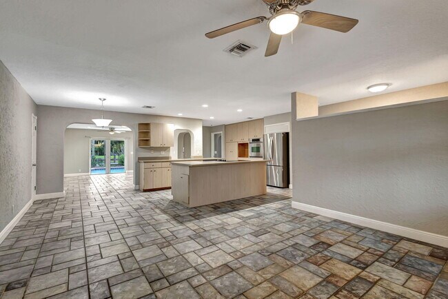 Building Photo - 1402 Cormorant Rd