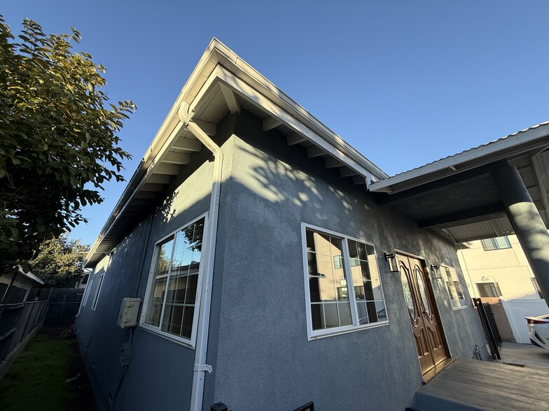 Building Photo - 1645 W 36th Pl