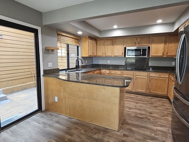 Building Photo - Gorgeous 2+ Bedroom 3 Bath Townhouse with ...