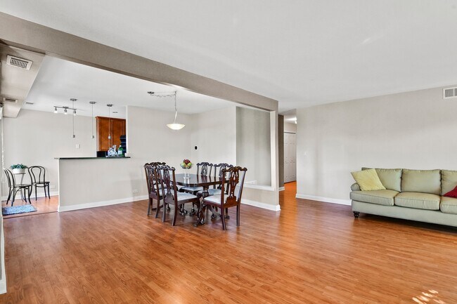 Building Photo - 110 Green Bay Rd