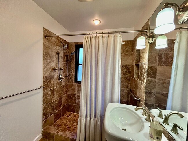 Building Photo - Amazing Home in Tahoma Terrace!