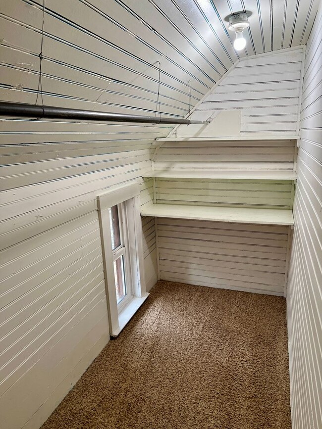 Building Photo - Charming 2 Bed 1 Bath Duplex Located in the Mansion District!