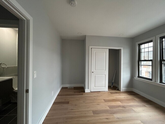 Building Photo - 3B1.5B House with Backyard in South Philly