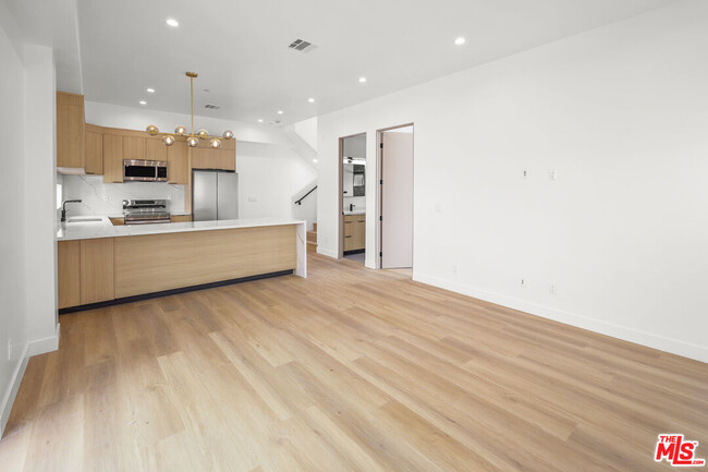 Building Photo - 11010 Hortense St