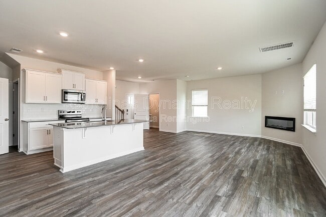 Building Photo - 1365 37th Ave Lane NE