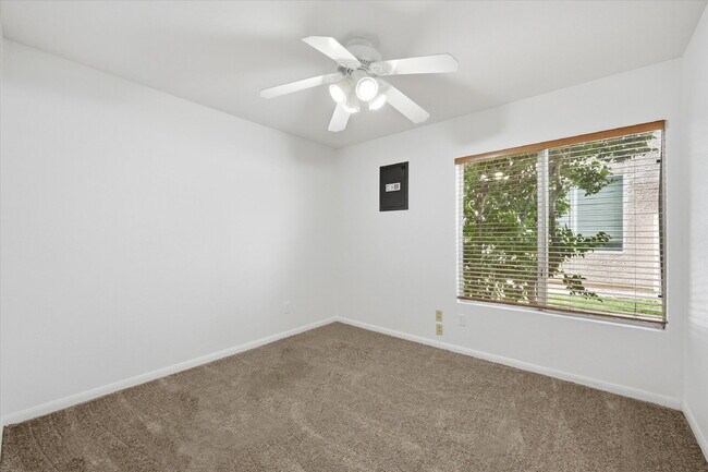 Building Photo - Exquisite 5-bed, 3-bath home w/ spacious 3-car garage offers luxurious living & effortless entert...