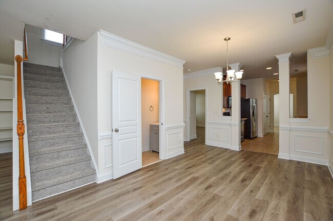 Building Photo - 9020 Ladys Secret Dr