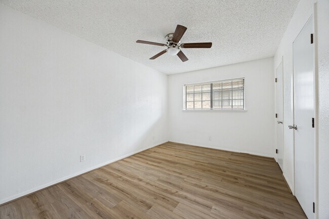 Building Photo - 806 W Belden St