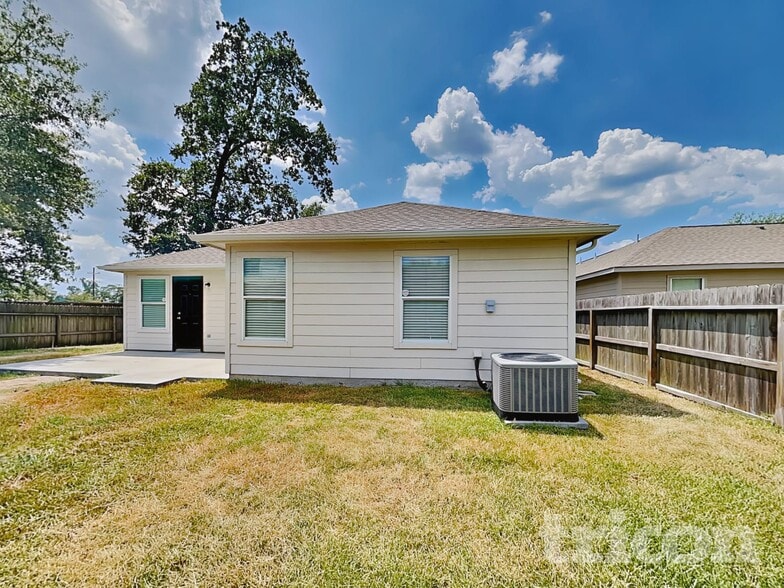 Building Photo - 16229 Summerset Estates Blvd