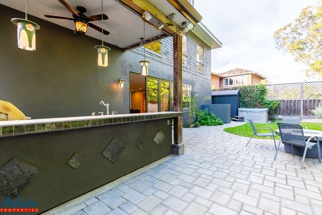 Building Photo - Desirable Home | Oceans Views | Close To B...