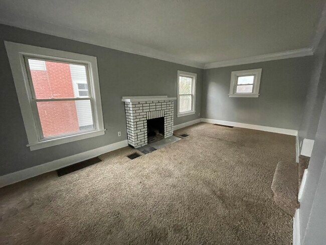 Building Photo - 866 S Hawkins Ave
