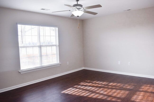 Building Photo - Deveron Townhome