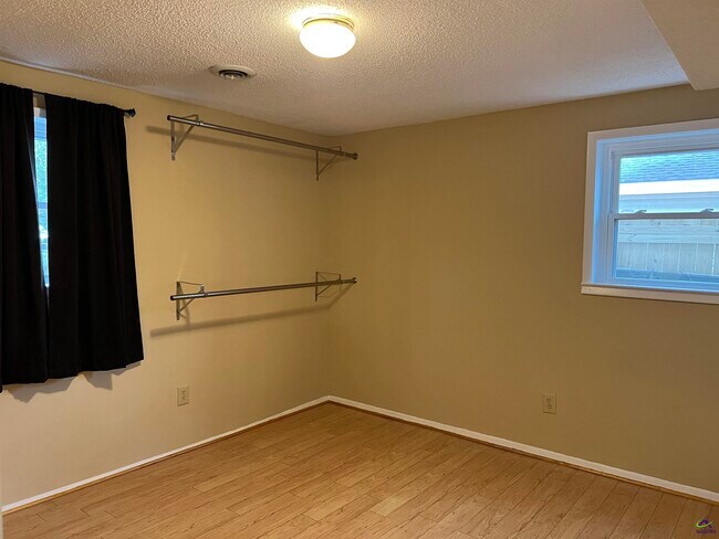 Building Photo - 212 Highland Dr