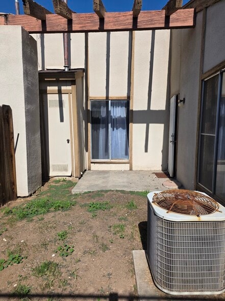 patio - 4654 N Chestnut Ave