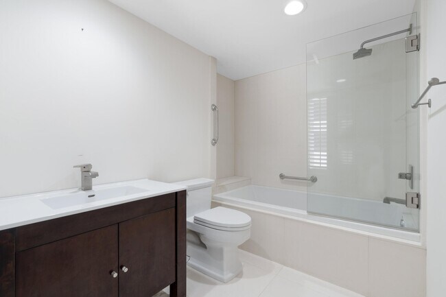 Building Photo - 529 S Flagler Dr