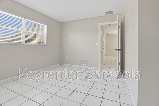 Building Photo - 5645 N Tuttle Ave