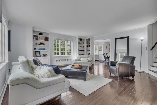 Building Photo - 42 Tanglewylde Ave