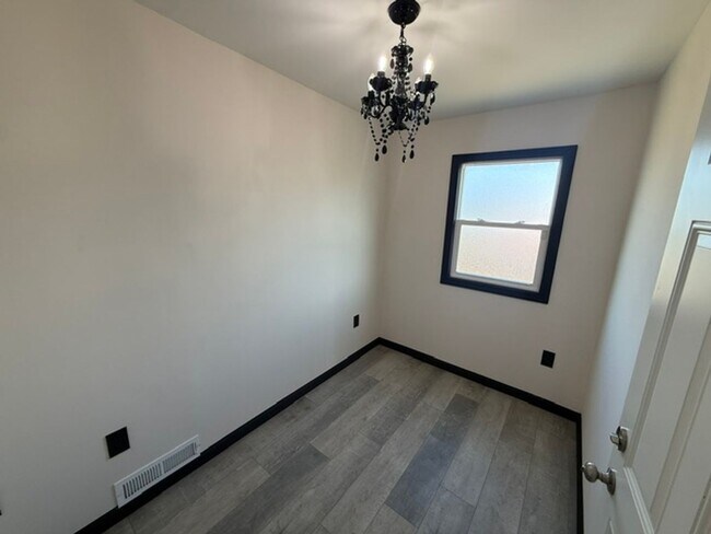 Building Photo - 143 Ladera Dr