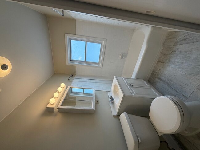 Building Photo - 538 Mills St