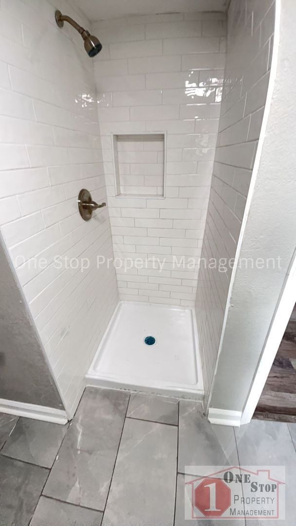 Building Photo - Beautiful 4 Bedroom 1.5 Bathroom in Kansas...