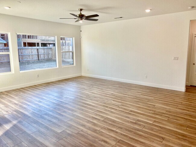 Building Photo - 708 Fir St W