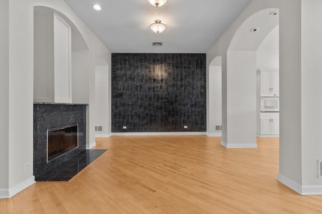 Building Photo - 111 E Van Buren St