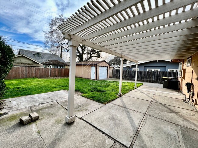 Building Photo - 636 S Tuxedo Ave