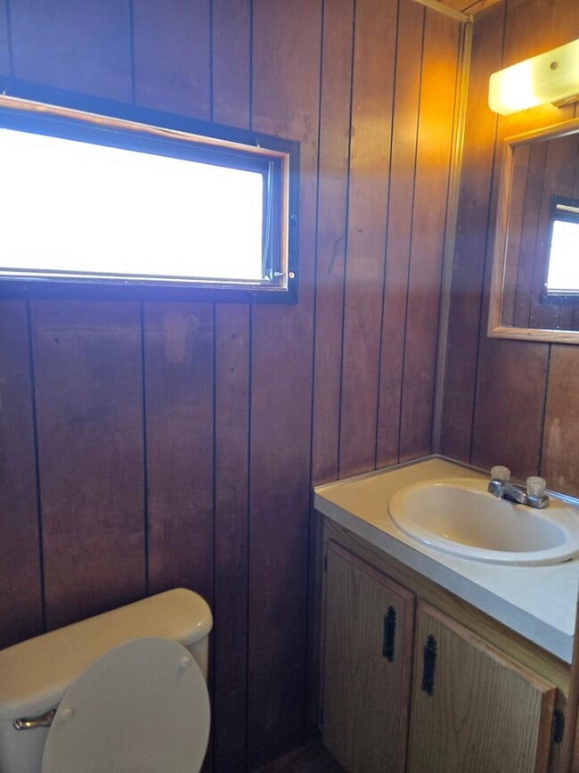 Building Photo - Three Bedroom, Pet Friendly Home!